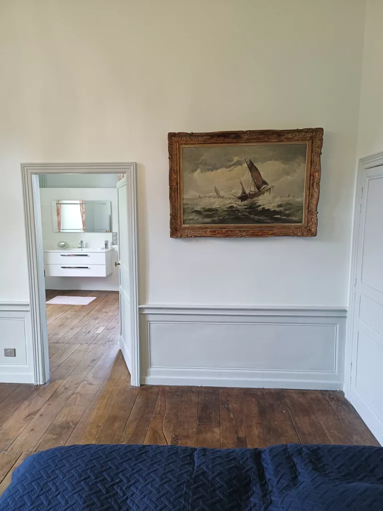 vue de la salle de bain depuis la chambre